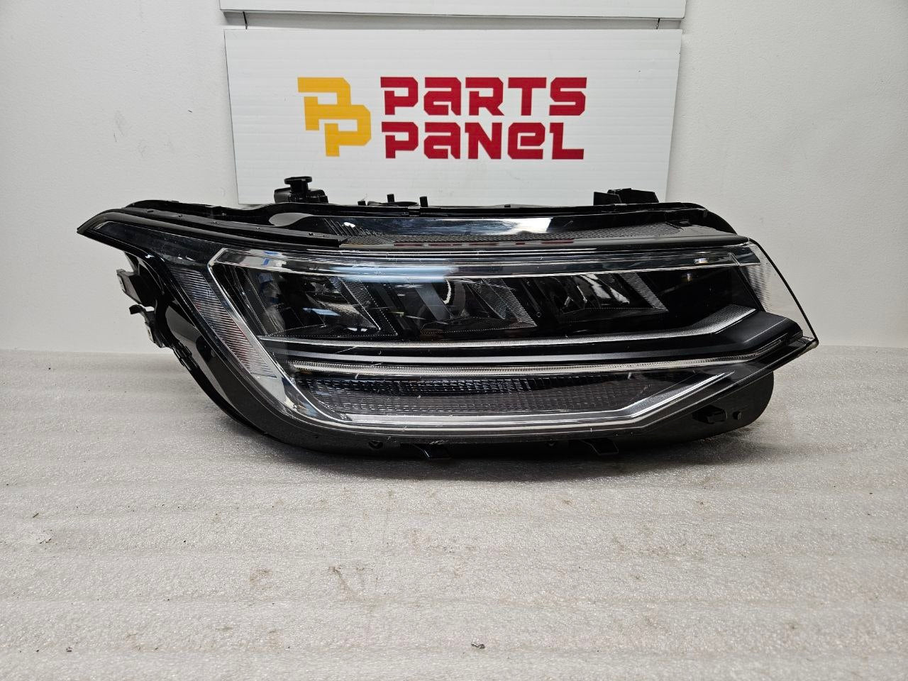 2018-2023 Volkswagen Atlas Headlight Assembly Passenger Side RH OEM