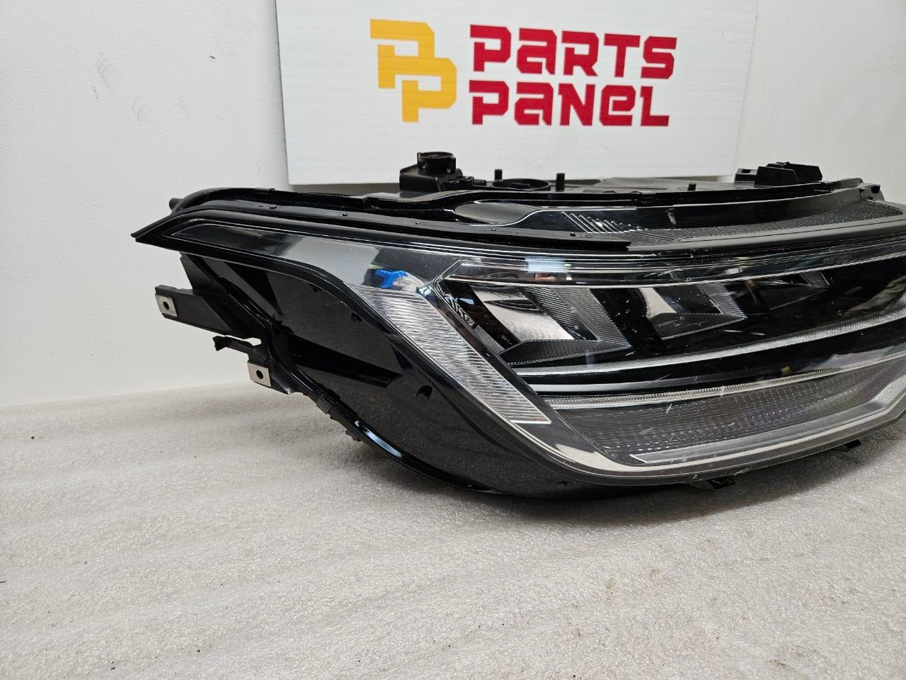 2018-2023 Volkswagen Atlas Headlight Assembly Passenger Side RH OEM