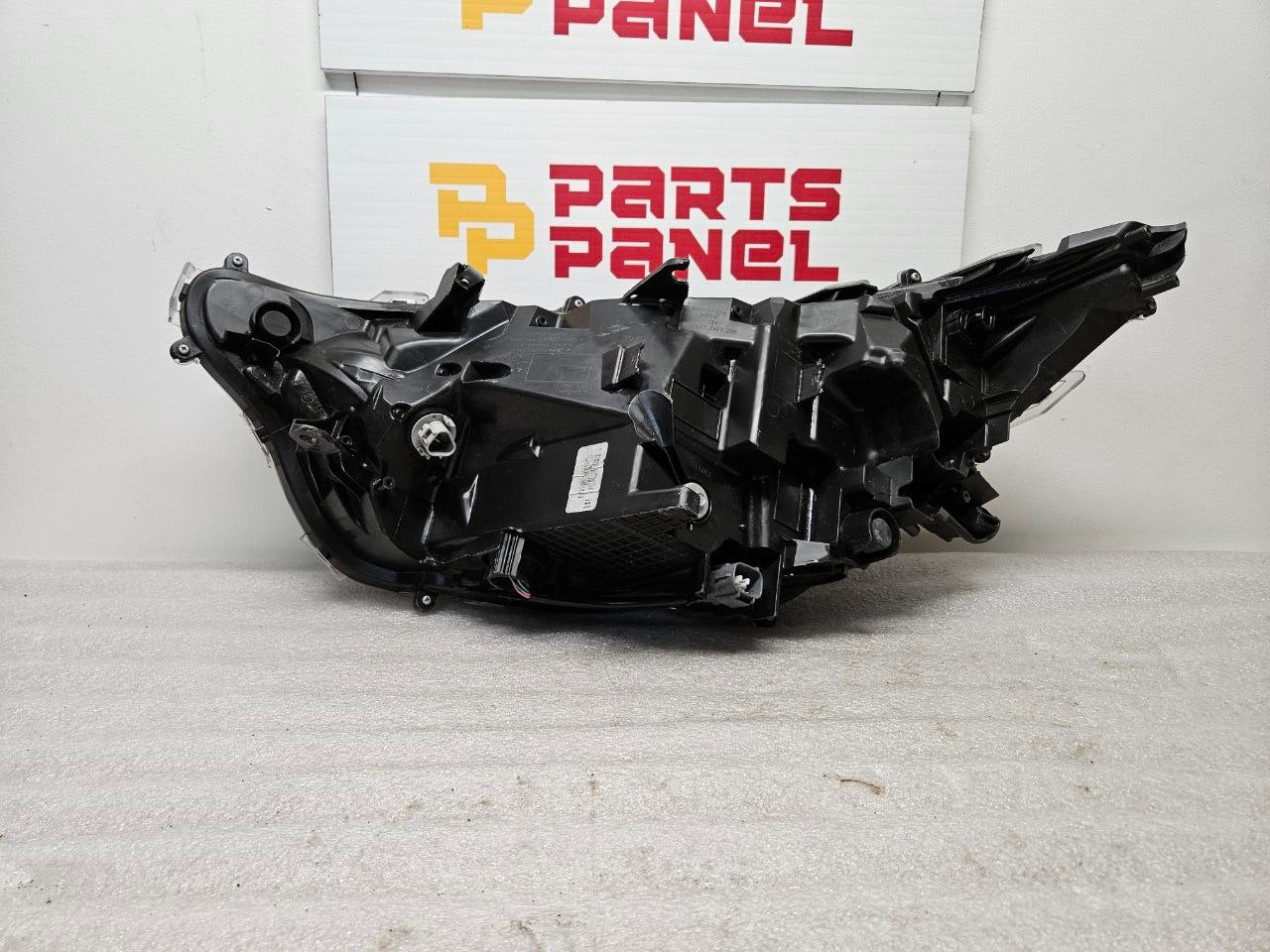 2020-2022 Toyota Highlander Headlight Assembly Passenger Side RH OEM