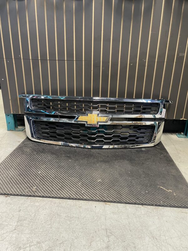 2015 - 2021 CHEVY TAHOE SUBURBAN FRONT GRILLE 23440914