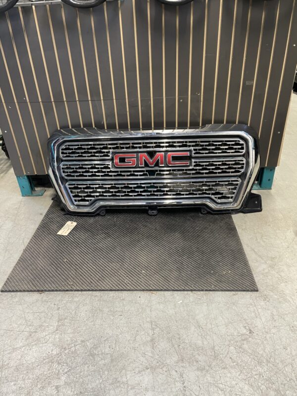 2019 - 2021 GMC SIERRA 1500 DENALI GRILLE WITH CAMERA HOLE 84699827