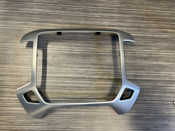 2014 - 2019 GMC SIERRA / CHEVY SILVERADO 1500/2500/3500 CENTER BEZEL 22825711