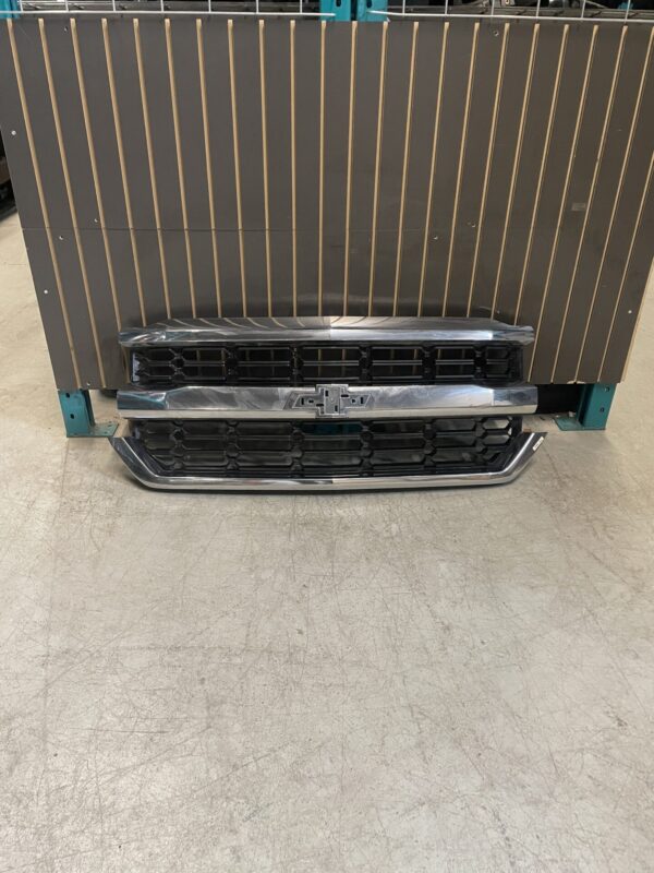 2016 - 2018 CHEVY SILVERADO 1500 FRONT GRILLE CHROME 23380362