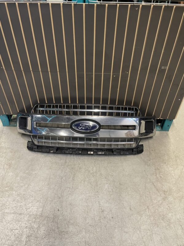 2018 - 2020 FORD F-150 XLT FRONT CENTER GRILLE JL-34-8200