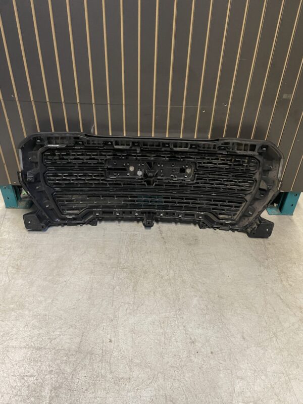 2019 – 2022 GMC SIERRA 1500 DENALI FRONT CHROME GRILLE WITH CAMERA HOLE 84699827