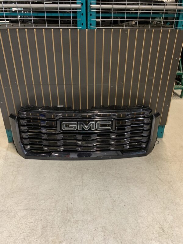 2024 - 2025 GMC SIERRA DENALI 2500 / 3500 FRONT BLACK GRILLE WITH CAMERA 85666073