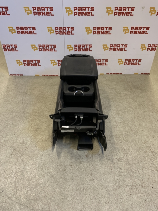 2019 - 2024 NEW STYLE 5TH GENERATION RAM 1500 NEW STYLE CREW CAB WITH REAR CHARGING PORT