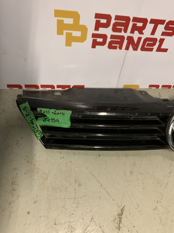 2011 – 2014 VOLKSWAGEN JETTA FROTN BLACK GRILLE 