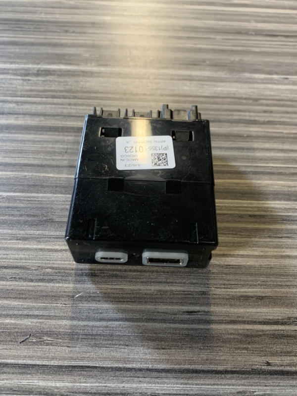 2024 - 2025 GMC YUKON / CHEVY SUBURBAN / TAHOE USB 2 PORT RECEPTACLE 13550123