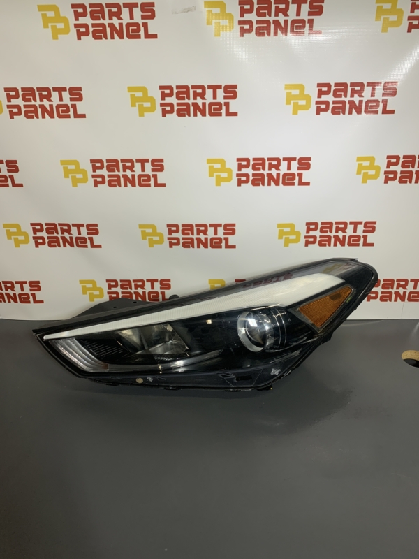 2016 - 2018 HYUNDAI TUCSON DRIVER SIDE HALOGEN AND LED HEADLIGHT ASSEMBLY 92101-D3