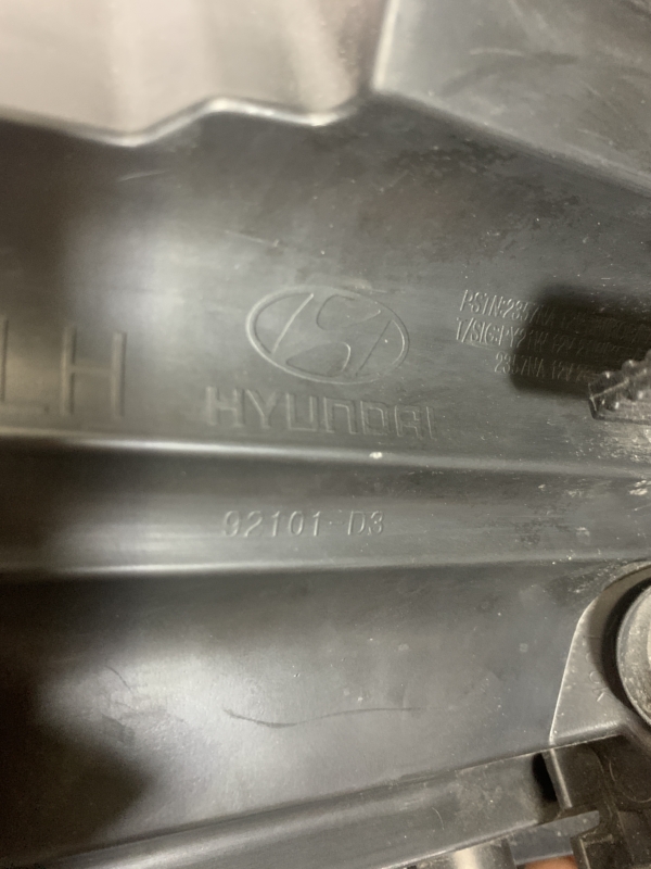 2016 – 2018 HYUNDAI TUCSON DRIVER SIDE PROJECTOR TYPE HEADLIGHT ASSEMBLY 92101-D3