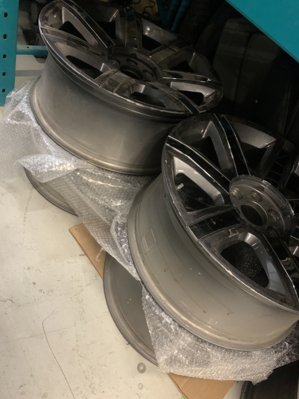 2015 – 2020 GM CADILLAC ESCALADE 22” INCHES SILVER WITH CHROME INSERT WHEEL RIM OEM USED