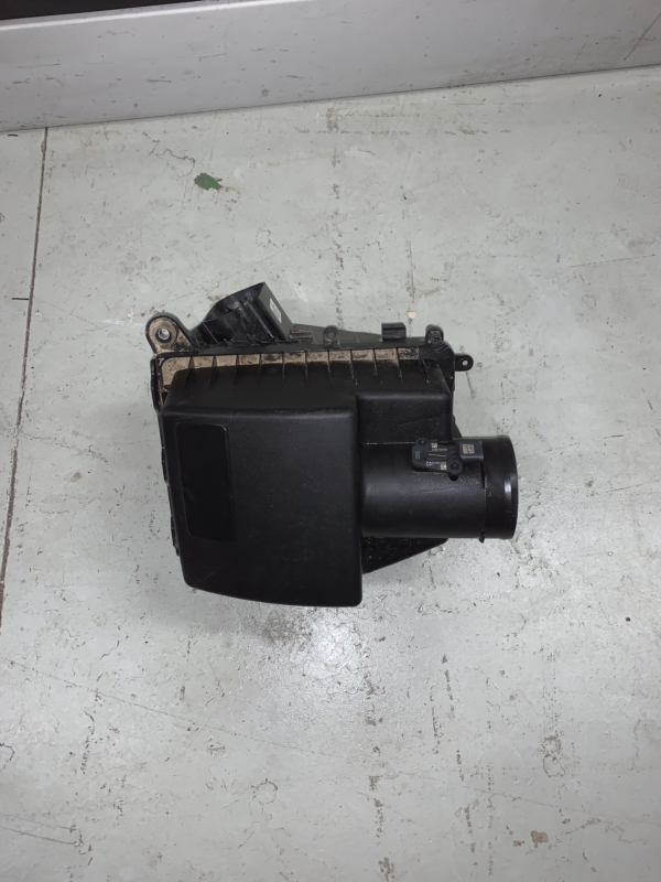 2019 - 2023 GMC SIERRA CHEVY SILVERADO 1500 / 2500 / 3500 AIR INTAKE CLEANER BOX 85537570