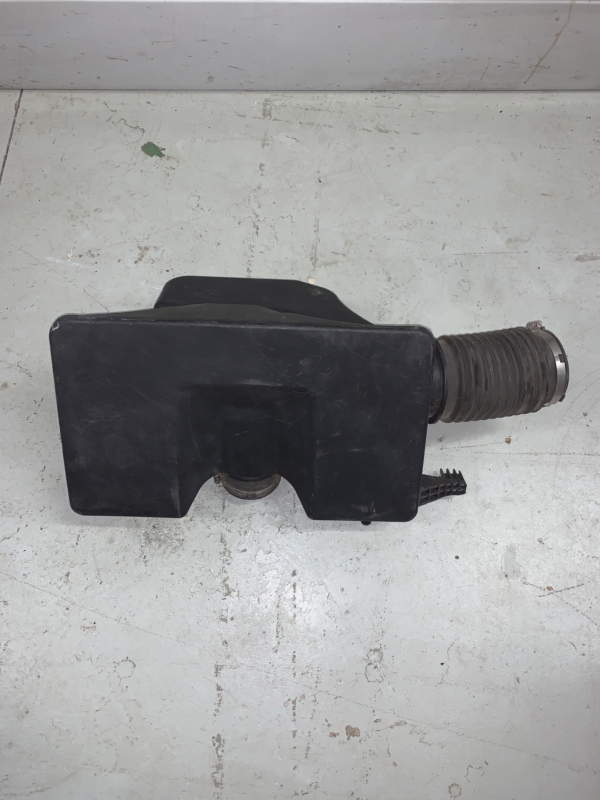 2014 - 2018 GMC SIERRA CHEVY SILVERADO 1500 AIR CLEANER OUTLET DUCT BOX 23160321