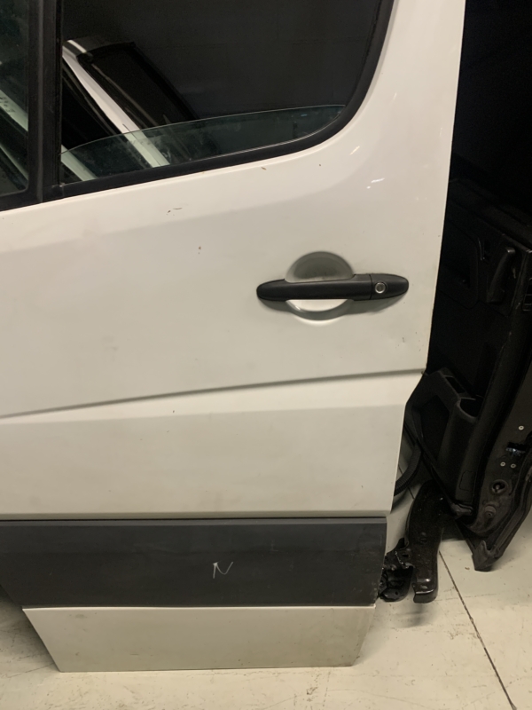 2006 – 2018 MERCEDES SPRINTER 2500 / 3500 DRIVER SIDE LH FRONT DOOR WHITE 2006 – 2018 MERCEDES SPRINTER 2500 / 3500 DRIVER SIDE LH FRONT DOOR WHITE