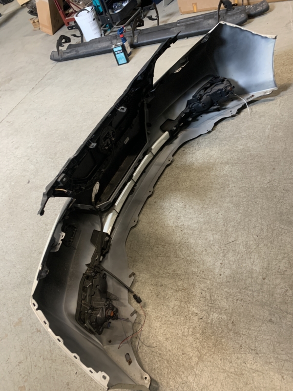 2018 – 2025 NISSAN LEAF FRONT WHITE BUMPER ASSEMBLY OEM USED 